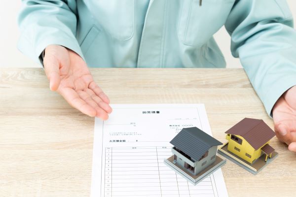 積算に利益を加算した見積書を提示する様子