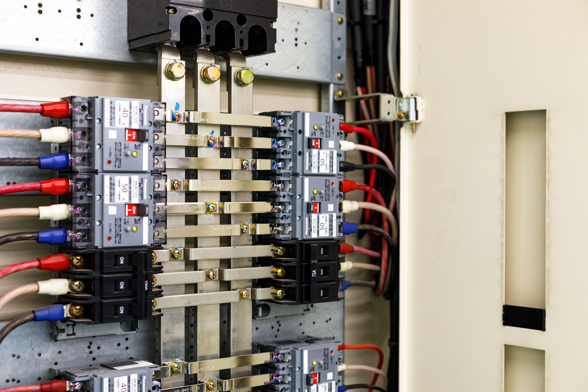 電気施工管理／愛媛県四国中央市：オフィスビル